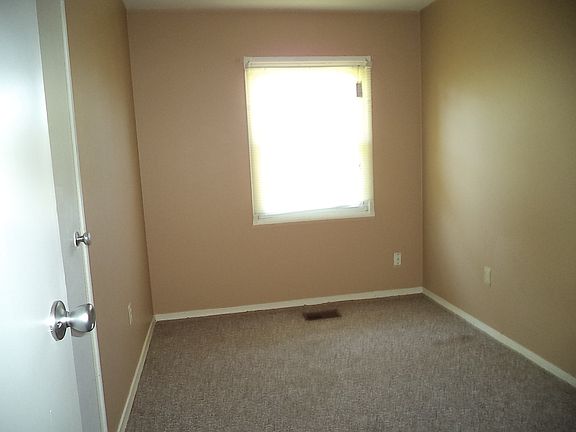 3rd image of 870 Omard Dr