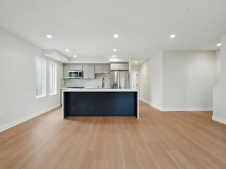 8236 1/2 Blackburn Ave — Photo 38