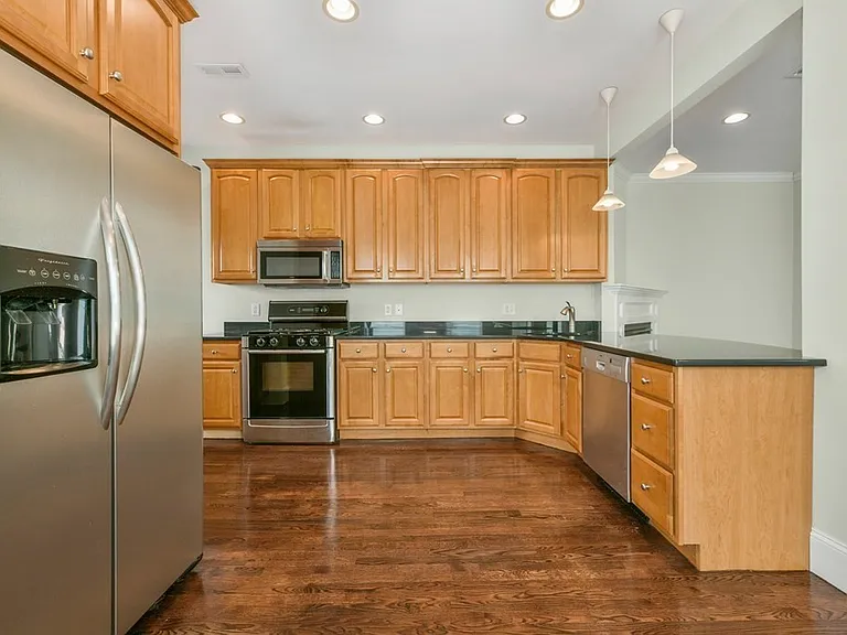 627 E 6th St #3 — Photo 4