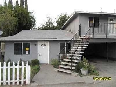 2844 N Thompson Ave photo 1