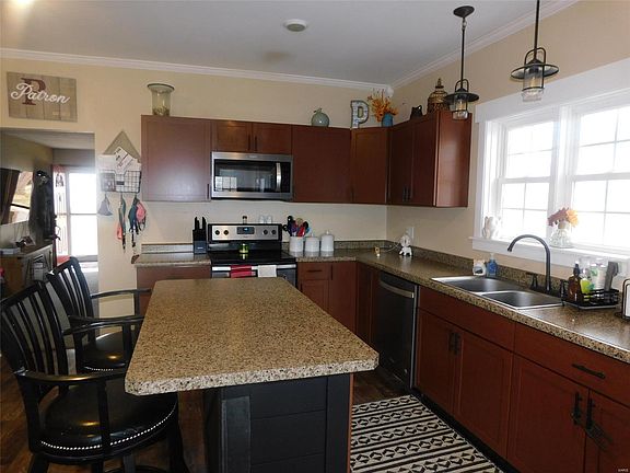 4th image of 637 E Adams St