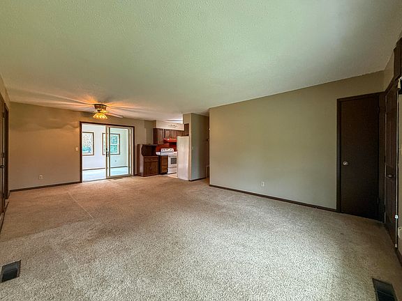 2nd image of 384 Maple St