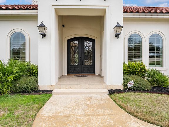 2nd image of 832 oak bluff