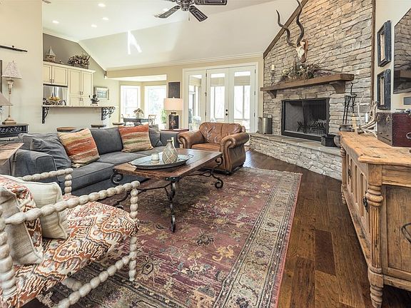 4th image of 1290 Crystal Spring Dr