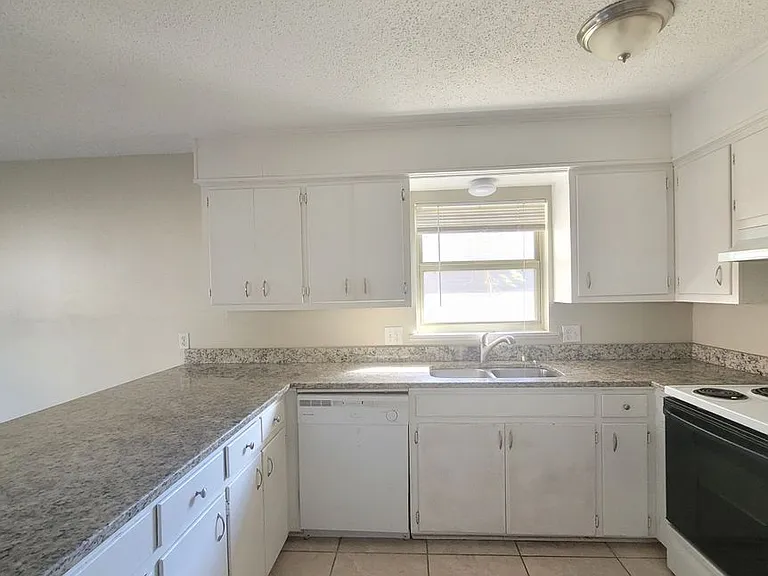 6567 Park Ave — Photo 8