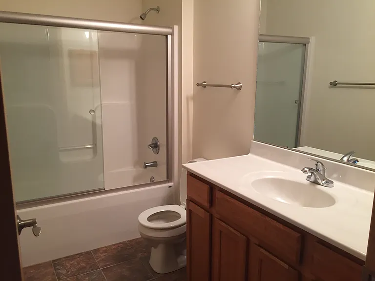 102 Kenwood Ct — Photo 6