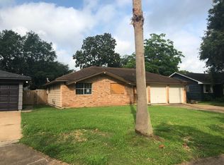 308 N Shanks St, Clute, TX 77531