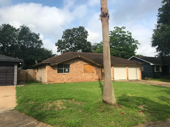 308 N Shanks St, Clute, TX 77531