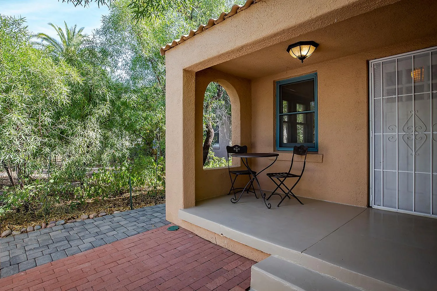 2210 E Helen St — Photo 3