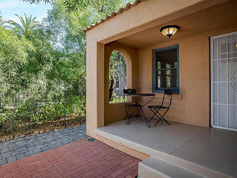2210 E Helen St — Photo 3
