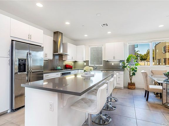 5th image of 690 N Gramercy Pl