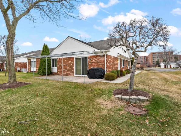 738 Country Club Dr, Saint Clair Shores, MI 48082