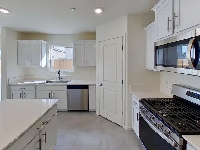 710 Jessie Dr — Photo 2