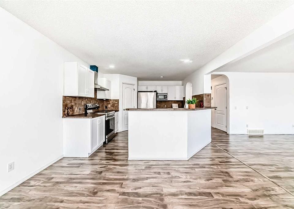 1st image of 120 SW Springmere Grv
