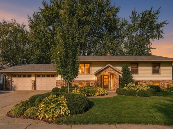 2749 Hilltop Ct, North Saint Paul, MN 55109