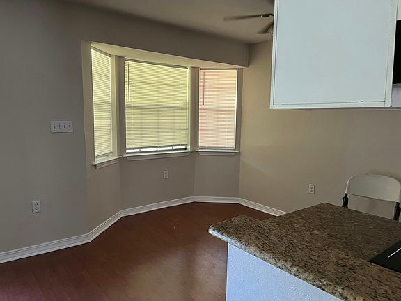 Eat-in kitchen with bay window space