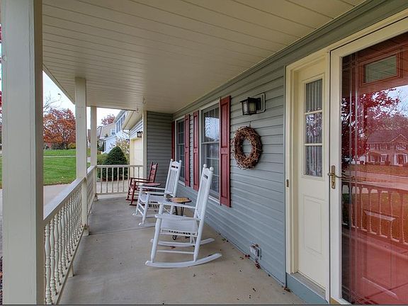 3rd image of 142 Sunset Dr