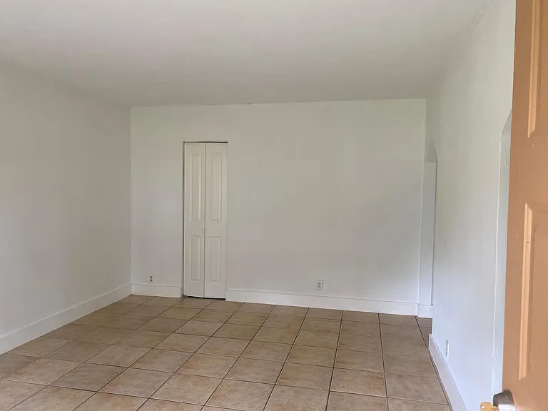 237 SW 13th St #4 — Photo 7