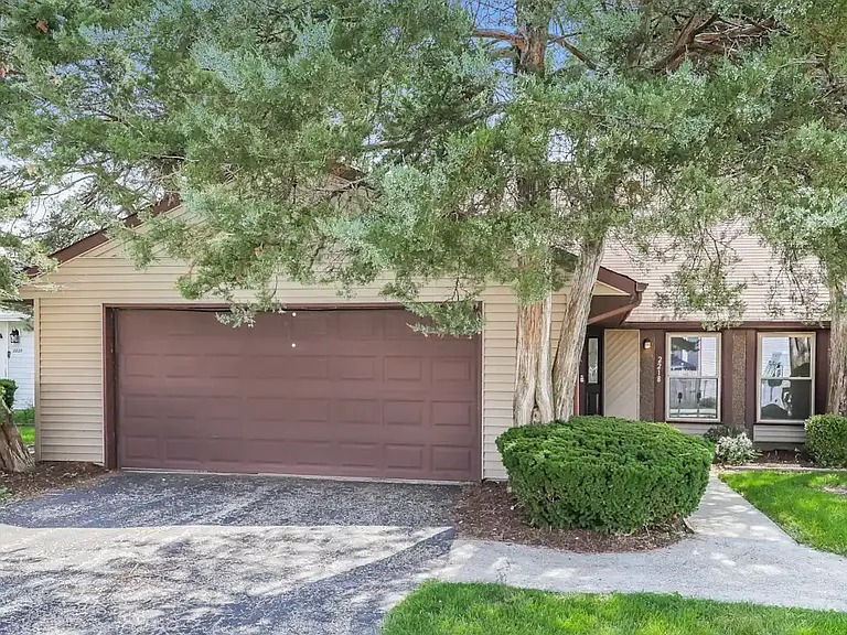 2281 Jasmine Dr — Photo 2