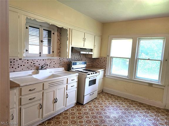 5th image of 2812 Portman Ave