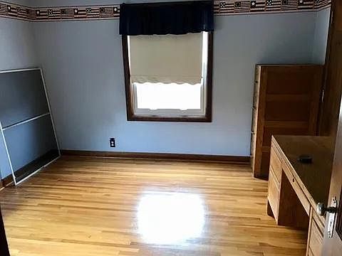 5th image of 224 Lake St E