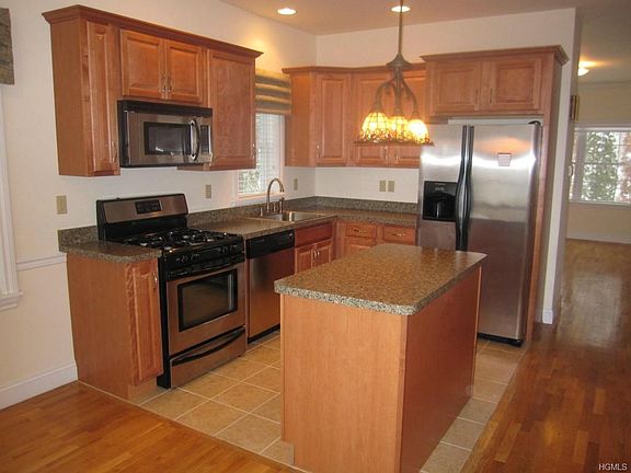 2nd image of 6 Villa Pkwy Unit B