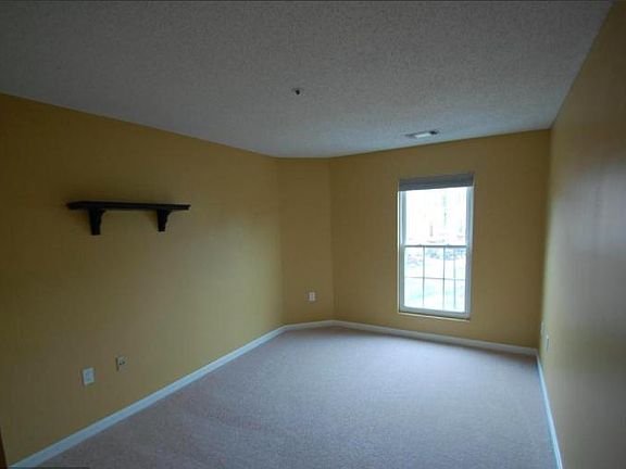 5th image of 281 S Pickett St