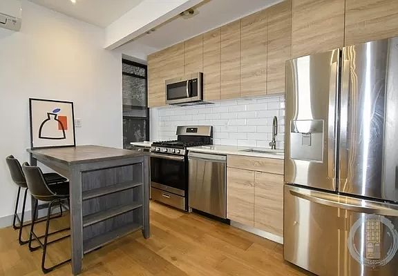 2nd image of 395 Kosciusko St #3RR