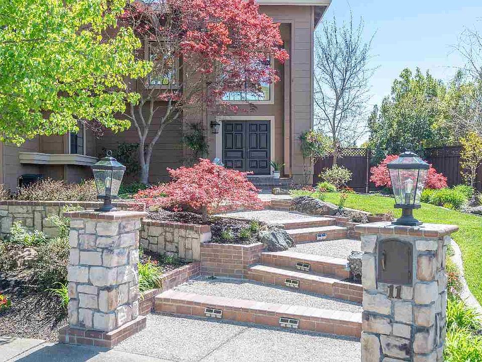 2nd image of 11 La Vista Way