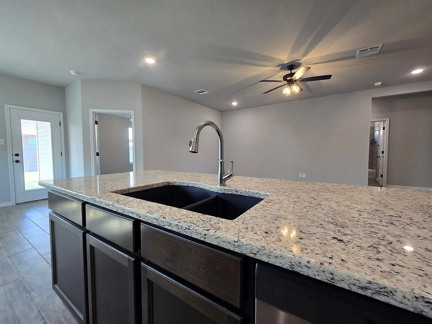 Coming Soon! Rent Reduction & Rent Special ! — Photo 4