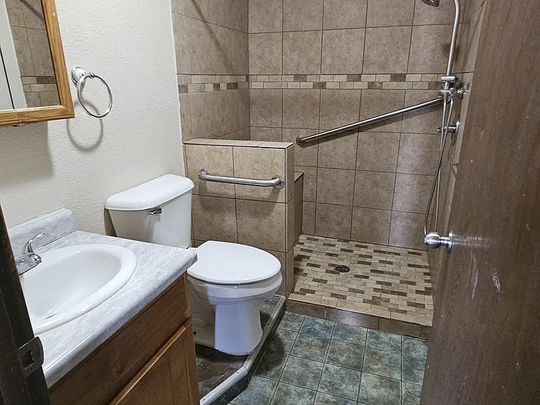 2411 Kensington Ave — Photo 9