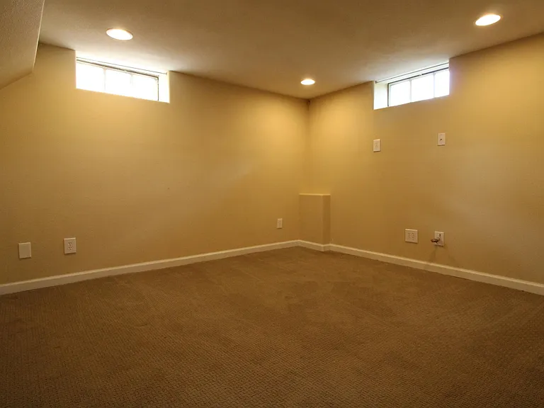 1718 Newport St — Photo 11
