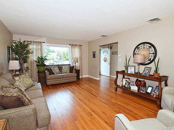 3rd image of 16 Cathy Ct