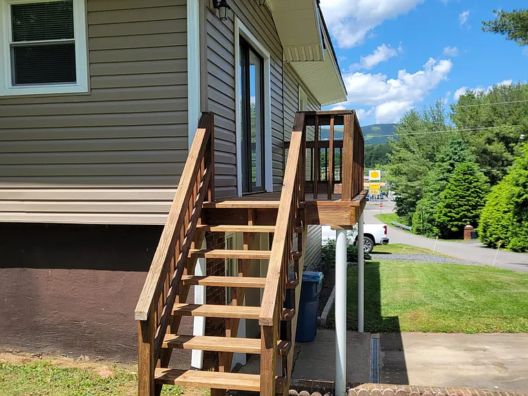 110 Hawthorne Ln — Photo 12