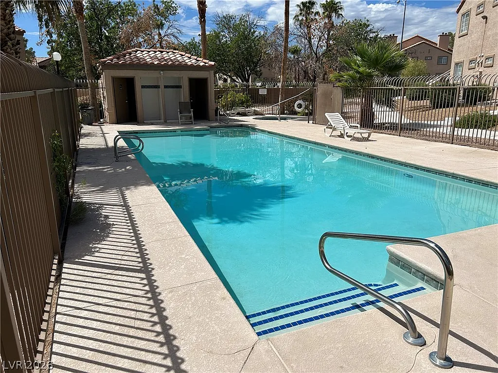 2 bed, 2.0 bath, 882 sqft, $1,295 — Photo 2