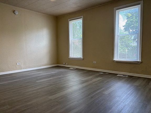 4th image of 214 S Victory St