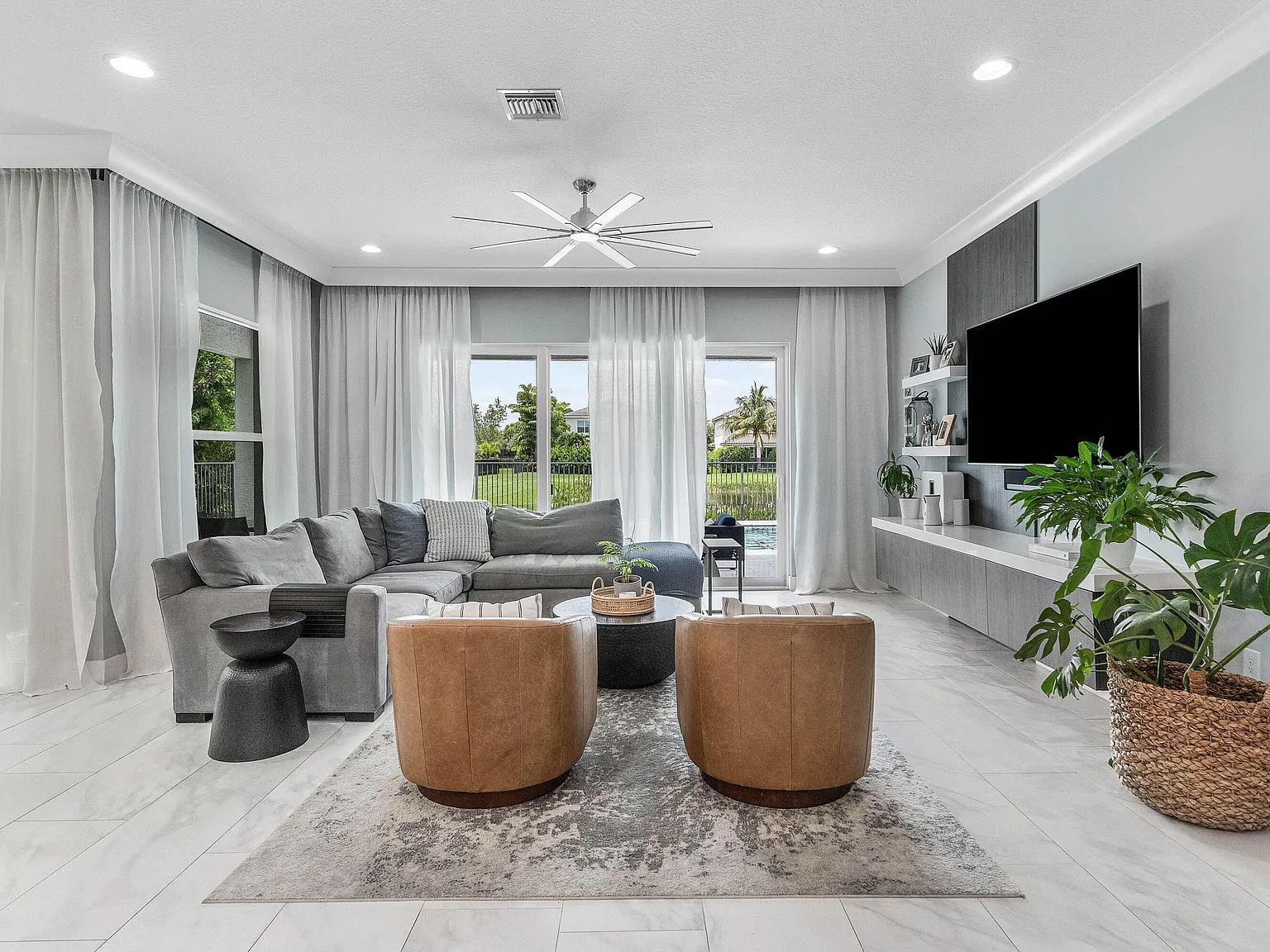 3 bed, 2.5 bath, 1976 sqft, $7,700 — Photo 3