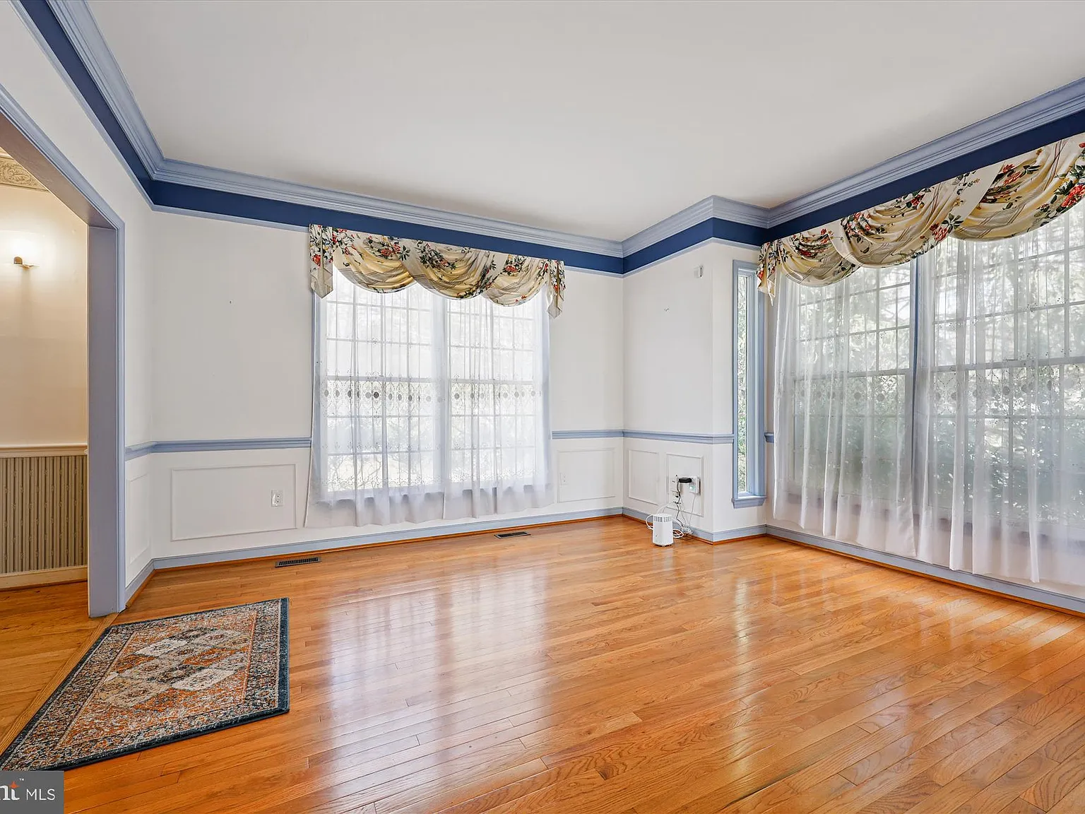 4 bed, 3.5 bath, 3882 sqft, $4,595 — Photo 3