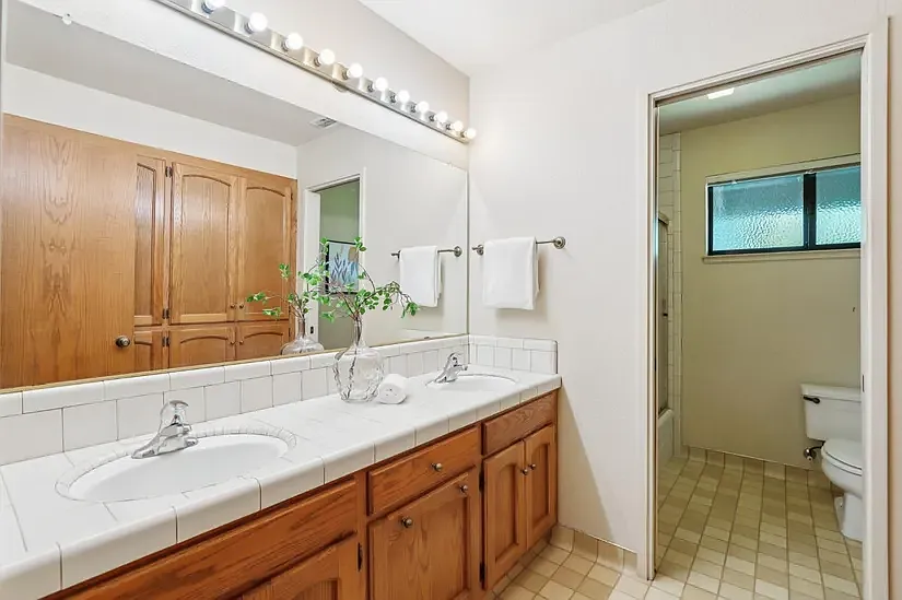 3 bed, 2590 sqft, $2,800 — Photo 4