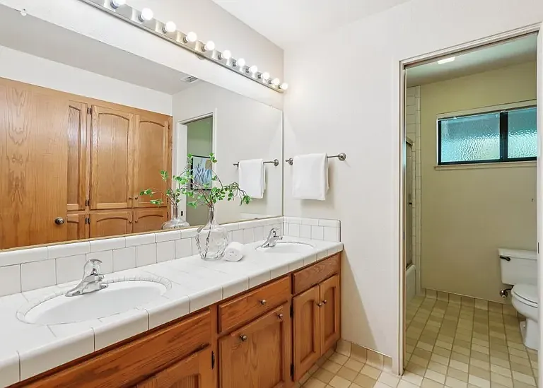 1112 Schauer Ct — Photo 4