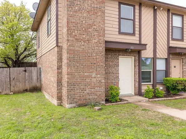 213 Cambridge Dr, Saginaw, TX 76179
