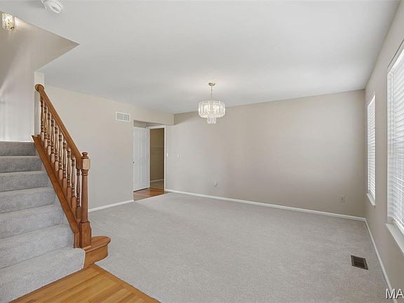 5th image of 210 Autumn Rose Ct