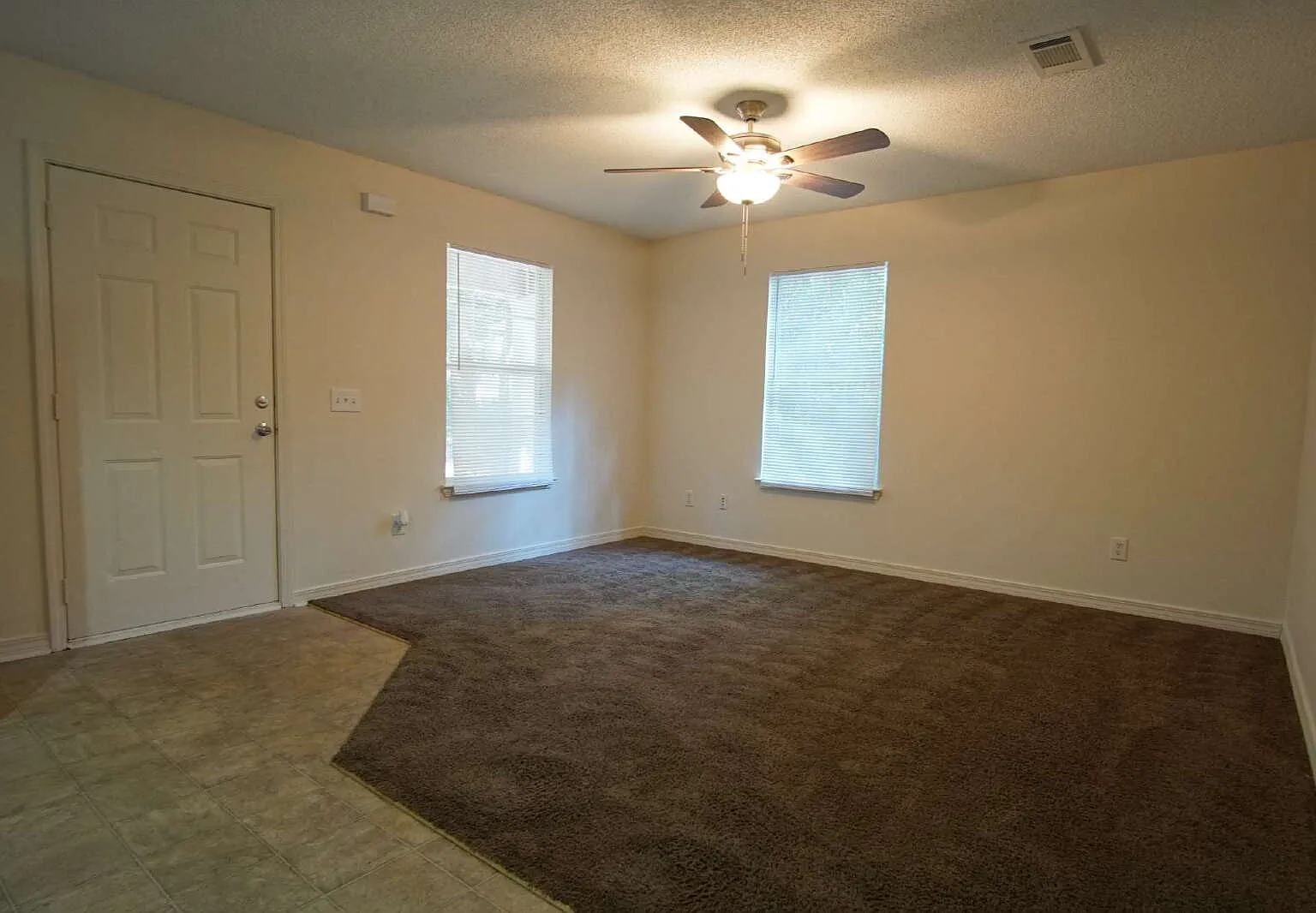 3 bed, 1.0 bath, 1034 sqft, $1,525 — Photo 3