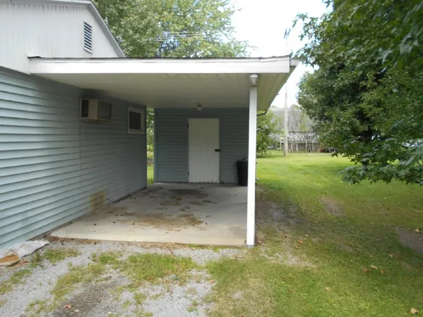 743 Birchwood Ave, Flora, IL 62839