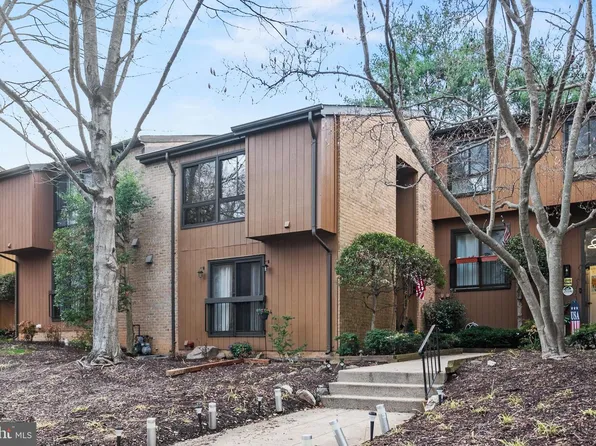 9060 Blarney Stone Dr, Springfield, VA 22152