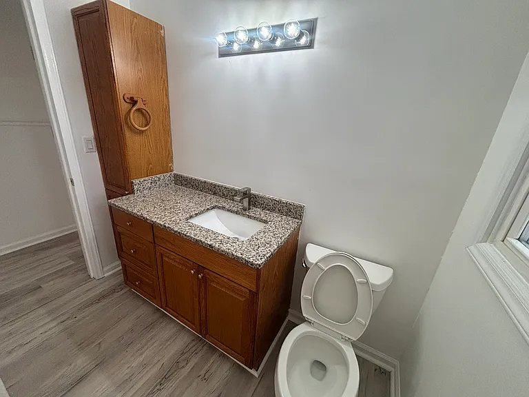 512 E Parker St — Photo 9