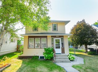 806 S 10th St, Grand Forks, ND 58201