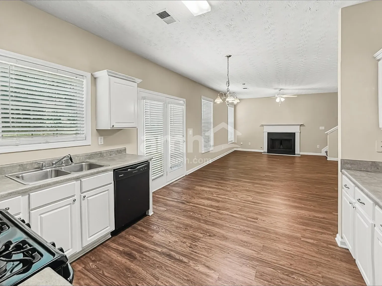 4 bed, 2.5 bath, 2026 sqft, $2,390 — Photo 3
