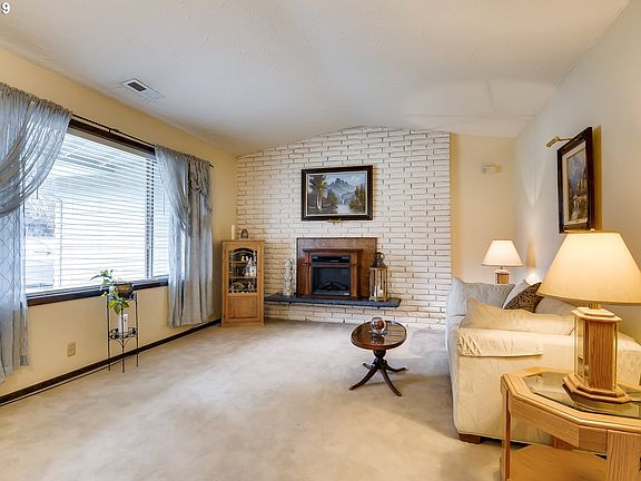 4th image of 3212 NE Edelweiss Ave