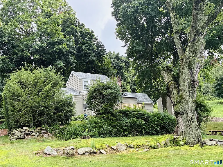 136 Chestnut Hill Rd — Photo 1